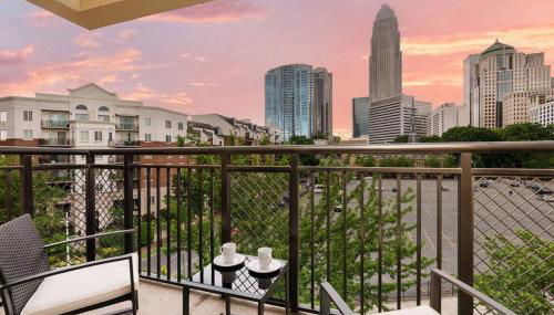 The Tar Heel - Stylish 4BR with City Views - Free Parking - Gym - Foto 2
