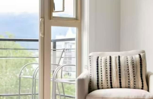 Lakeview Splendor 7BR Penthouse Bliss - Photo 18