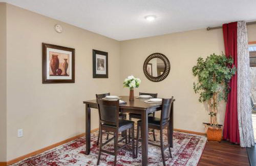 Charming 3-bedroom 1 bath basement nook with backyard view and gazebo - Foto 10