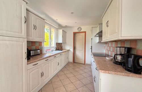 Saint Ho Mer Maison lumineuse vue mer 8 pers 4 chambres 2 sdb 2 WC étage rénové en 2025 belle terrasse grand jardin clos parking 8 mn à pied petite plage grand jardin près de Port en Bessin, Bayeux et plage Omaha beach - Foto 10