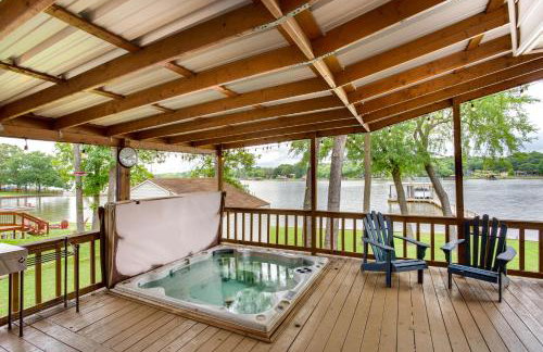 Hot Tub and Dock Lakefront Mabank Home - Foto 2