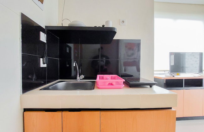 Homey And Comfort Studio Apartment At B Residence - Foto 8