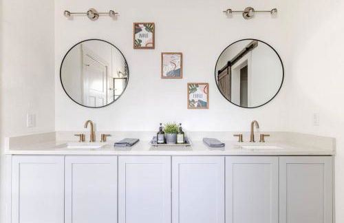 3BR Modern, Gated Home w FreePking, BBQ, Firepit, Mins to Downtown - Foto 26