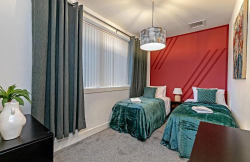 PRIME City Centre Location, THE JUKE BOX SUITE, Secure Gated FREE Parking Space, Unique STYLISH Apartment, AIR CONDITIONING & Two Bathrooms - Photo 18