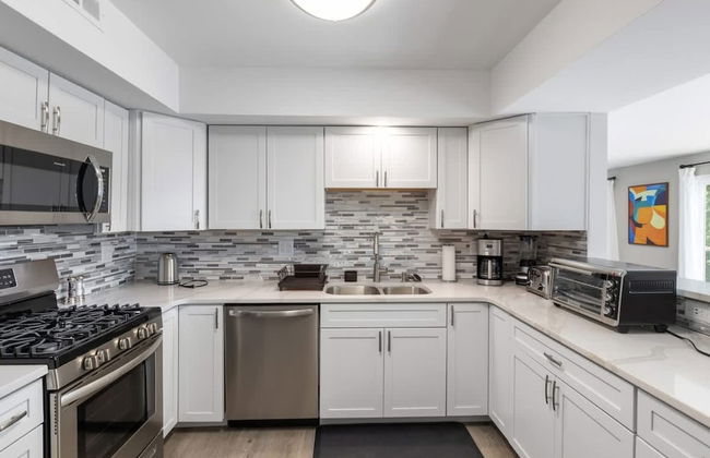 Luxury Waterfront Lakehouse With Private Dock Views - Photo 30