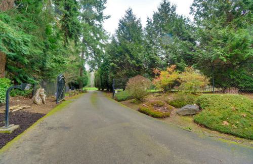 Central 4-Acre Cottage with Deck Walk to Bay! - Foto 28