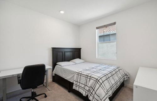 Spacious 3BR Home with Charming Backyard home - Foto 21