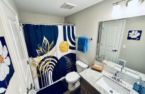 Colorful Comfort 3 Bedroom Home with Fenced yard - Foto 32