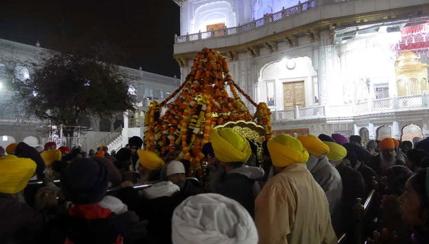 Cerimônia Palki Sahib de noite