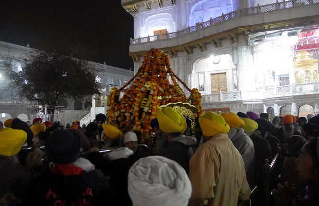 Palki Sahib Ceremony at the Golden Temple - Foto 5
