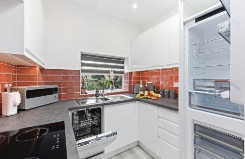 Stylish Duplex Apartment - Excellent Location - Free Parking, Virgin TV, Fast Wifi and Self-Check-In by Yoko Property - Photo 19