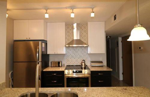 SPECTACULAR, NEW Professional Decor, Near Dis, NO Steps, Pool, Patio, LOW Rates! - Foto 41