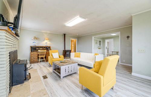 Walk to Beach Cozy Home with Deck in Smith River! - Foto 7