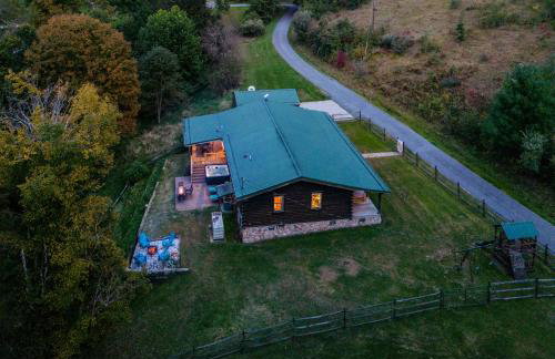 Ascension Cabin - hot tub, fire pit, babbling brook - Foto 4