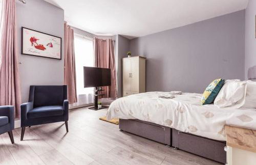4 bedroom house, 2 Min Walk From Station - Photo 10
