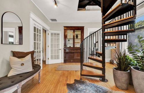 NEW! Fun & style Eastside MKE Best Day Townhouse - Foto 1