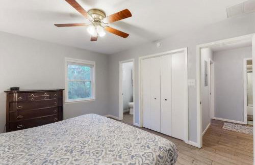 Wonderful Lakefront Home with Yard, Water Views, Central AC, WiFi, Private W/D - Foto 13