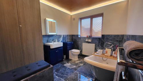 Seaview Home with Private Garden, BBQ, Decking & Fire Pit - Foto 5, towels, Shower