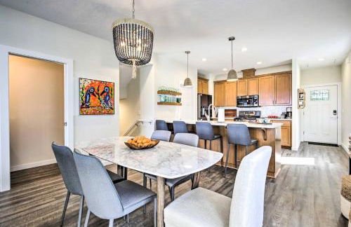 The Moby House Coastal Retreat with Ocean Views & Hot Tub - Foto 9