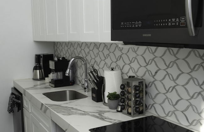 Best Location! 4 BR! Next to French QT by YouRent - Foto 6