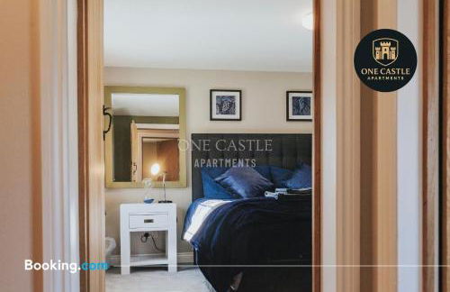 Exclusive Deals l Last-Minute Specials l Free Parking I Short term Booking l Garden I Sleeps Up to 6 l 3 Bed & 2 Bath I One Castle Apartments Short-lets and Serviced Accommodation - Photo 17