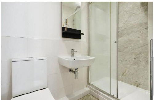 Brand New 4 Bed Deluxe Modern Villa - Sleeps 9 - Private Parking & Garden - Foto 4