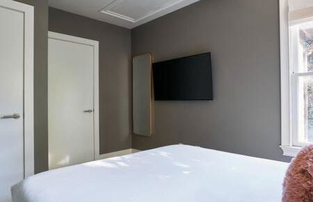 Chic 4BR with Fenced Yard, Walk to Dining, Parking, 5 Mins to Nissan Stadium, Less than 10 Mins to Broadway, Workspace, Parking, 24 Hr Hospitality, Great for Families - Foto 30