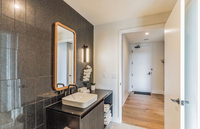 High Rise Luxury Condo With Lake & City Views - Foto 14