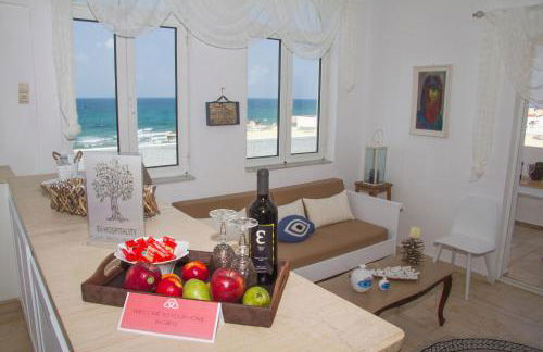 white house by the sea - Photo 19