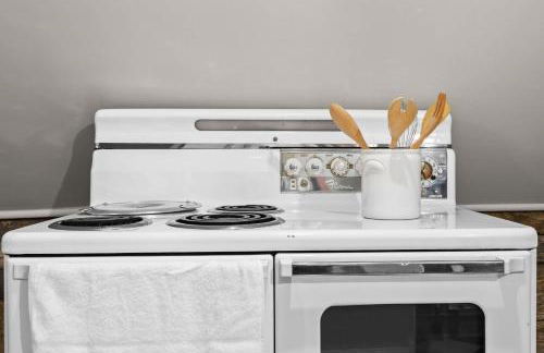 Cozy Top-Floor Retreat in the Heart of Louisville - Photo 31