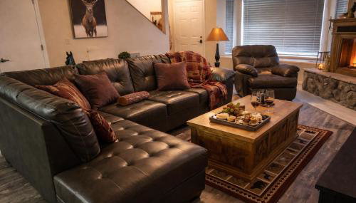 2BR Gated Escape With A Pool And Walk to Dining and Trails - Foto 5