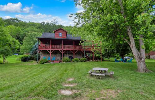 30 Mins to Boone, Fire Pit, Hot Tub, 3 porches, Dogs OK - Photo 2