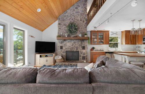 Relaxing Lakefront Retreat w/ Hot Tub & Dock - Foto 10