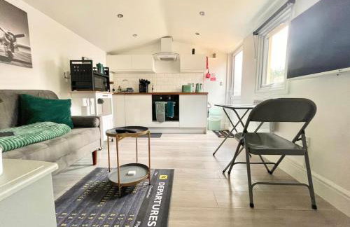 Modern Private Guest Suite Near Heathrow Free Parking & Garden - Foto 1