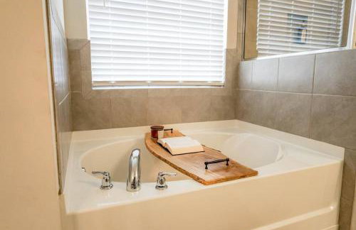 The Grand 5BR Retreat --15 mins to Greenville - Foto 21