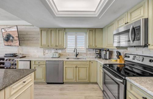 New dog-friendly Listing! Updated direct oceanfront with spacious balcony and heated pool - Foto 28