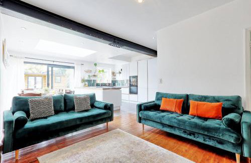 Spacious 4-Bedroom Home Near Station Seafront - Pass the Keys - Foto 1