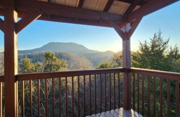 Luxe Cabin with Game Room, Hot Tub & Firepit - Foto 4