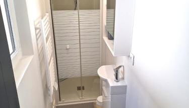 La Maisonnette Notre Dame - Terrasse privative - Hypercentre - 50m Bords de Loire - 4 personnes - Foto 5, towels, Shower