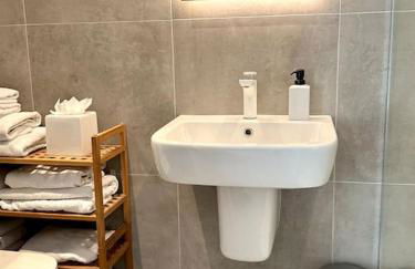 Relaxing private entrance ensuite room with stunning sea view and swimspa - Photo 21