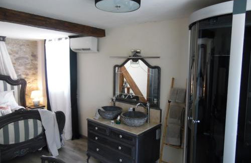 Chez Jérôme, au pied de la cité médiévale - Foto 8