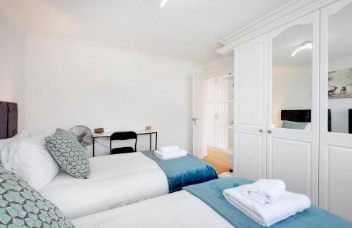 Luxury 5 BDR 2 BA House with Parking in Sandhurst By 360Stays - Photo 43