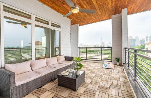 RiverWalk PentHouse Oasis w/Free Parking Gym Pool - Photo 39