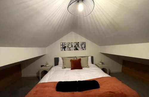 Central Industrial Chic 2-Bedroom Flat - Photo 8