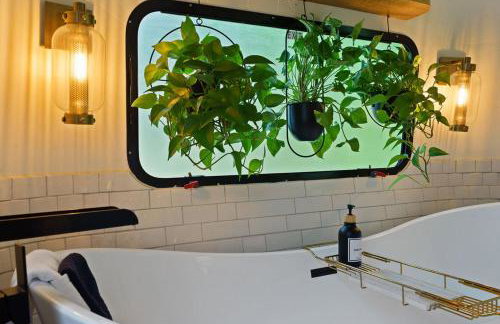 Airstream w Bathtub, River, & Hot Tub - Foto 63