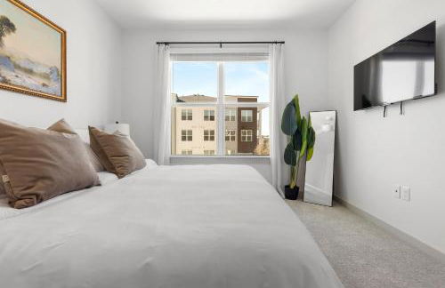 Elevated Contemporary 2BR 2BA with Balcony - Foto 14