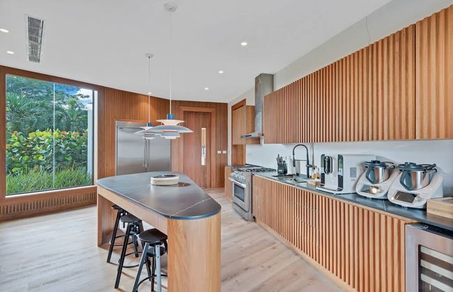 Modern 7BR Villa w Stunning Views of Golf Course - Photo 10