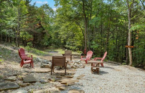 Secluded-Pvt Hot Tub-Free Daily Tickets-Walk to Table Rock Lake - Foto 5