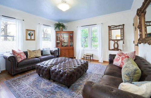 PRIVATE HOME Walk to Downtown CHERRY BLOSSOM COTTAGE Hot Tub SLEEPS UP TO 6 GUESTS - Foto 8