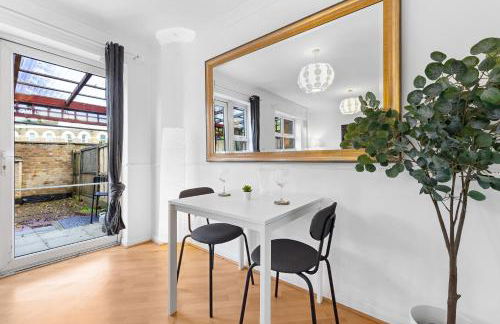 Cozylease 3 Bedroom Canary Wharf Family,Workcation, Fast WiFi, Workspace,1 stop to City - Photo 16